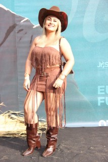 <a style='margin-left: 5px;' class='btn btn-xs btn-social btn-facebook' href='https://www.facebook.com/sharer/sharer.php?u=https://www.galeramix.com.br/imagem/a163/800-800-90/conteudo/site_galerias/163/gustavo-lima-costelaco-junior-seco-galeramix-33.jpg' rel='popup' data-width='500' data-height='400'><i class='fa fa-facebook'></i>Compartilhar <span class='hidden-xs'>no Facebook</span></a> <a class='btn btn-default btn-xs' target='_blank' href='imagem/a163/800-800-90/conteudo/site_galerias/163/gustavo-lima-costelaco-junior-seco-galeramix-33.jpg'><span class='glyphicon glyphicon-cloud-download'></span> Salvar</a>