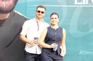 <a style='margin-left: 5px;' class='btn btn-xs btn-social btn-facebook' href='https://www.facebook.com/sharer/sharer.php?u=https://www.galeramix.com.br/imagem/a163/800-800-90/conteudo/site_galerias/163/gustavo-lima-costelaco-junior-seco-galeramix-36.jpg' rel='popup' data-width='500' data-height='400'><i class='fa fa-facebook'></i>Compartilhar <span class='hidden-xs'>no Facebook</span></a> <a class='btn btn-default btn-xs' target='_blank' href='imagem/a163/800-800-90/conteudo/site_galerias/163/gustavo-lima-costelaco-junior-seco-galeramix-36.jpg'><span class='glyphicon glyphicon-cloud-download'></span> Salvar</a>