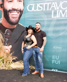 <a style='margin-left: 5px;' class='btn btn-xs btn-social btn-facebook' href='https://www.facebook.com/sharer/sharer.php?u=https://www.galeramix.com.br/imagem/a163/800-800-90/conteudo/site_galerias/163/gustavo-lima-costelaco-junior-seco-galeramix-4.jpg' rel='popup' data-width='500' data-height='400'><i class='fa fa-facebook'></i>Compartilhar <span class='hidden-xs'>no Facebook</span></a> <a class='btn btn-default btn-xs' target='_blank' href='imagem/a163/800-800-90/conteudo/site_galerias/163/gustavo-lima-costelaco-junior-seco-galeramix-4.jpg'><span class='glyphicon glyphicon-cloud-download'></span> Salvar</a>