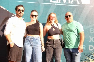 <a style='margin-left: 5px;' class='btn btn-xs btn-social btn-facebook' href='https://www.facebook.com/sharer/sharer.php?u=https://www.galeramix.com.br/imagem/a163/800-800-90/conteudo/site_galerias/163/gustavo-lima-costelaco-junior-seco-galeramix-42.jpg' rel='popup' data-width='500' data-height='400'><i class='fa fa-facebook'></i>Compartilhar <span class='hidden-xs'>no Facebook</span></a> <a class='btn btn-default btn-xs' target='_blank' href='imagem/a163/800-800-90/conteudo/site_galerias/163/gustavo-lima-costelaco-junior-seco-galeramix-42.jpg'><span class='glyphicon glyphicon-cloud-download'></span> Salvar</a>