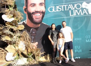 <a style='margin-left: 5px;' class='btn btn-xs btn-social btn-facebook' href='https://www.facebook.com/sharer/sharer.php?u=https://www.galeramix.com.br/imagem/a163/800-800-90/conteudo/site_galerias/163/gustavo-lima-costelaco-junior-seco-galeramix-48.jpg' rel='popup' data-width='500' data-height='400'><i class='fa fa-facebook'></i>Compartilhar <span class='hidden-xs'>no Facebook</span></a> <a class='btn btn-default btn-xs' target='_blank' href='imagem/a163/800-800-90/conteudo/site_galerias/163/gustavo-lima-costelaco-junior-seco-galeramix-48.jpg'><span class='glyphicon glyphicon-cloud-download'></span> Salvar</a>