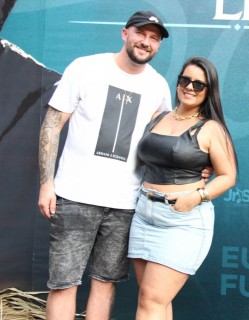 <a style='margin-left: 5px;' class='btn btn-xs btn-social btn-facebook' href='https://www.facebook.com/sharer/sharer.php?u=https://www.galeramix.com.br/imagem/a163/800-800-90/conteudo/site_galerias/163/gustavo-lima-costelaco-junior-seco-galeramix-54.jpg' rel='popup' data-width='500' data-height='400'><i class='fa fa-facebook'></i>Compartilhar <span class='hidden-xs'>no Facebook</span></a> <a class='btn btn-default btn-xs' target='_blank' href='imagem/a163/800-800-90/conteudo/site_galerias/163/gustavo-lima-costelaco-junior-seco-galeramix-54.jpg'><span class='glyphicon glyphicon-cloud-download'></span> Salvar</a>