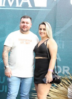 <a style='margin-left: 5px;' class='btn btn-xs btn-social btn-facebook' href='https://www.facebook.com/sharer/sharer.php?u=https://www.galeramix.com.br/imagem/a163/800-800-90/conteudo/site_galerias/163/gustavo-lima-costelaco-junior-seco-galeramix-55.jpg' rel='popup' data-width='500' data-height='400'><i class='fa fa-facebook'></i>Compartilhar <span class='hidden-xs'>no Facebook</span></a> <a class='btn btn-default btn-xs' target='_blank' href='imagem/a163/800-800-90/conteudo/site_galerias/163/gustavo-lima-costelaco-junior-seco-galeramix-55.jpg'><span class='glyphicon glyphicon-cloud-download'></span> Salvar</a>