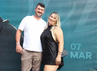 <a style='margin-left: 5px;' class='btn btn-xs btn-social btn-facebook' href='https://www.facebook.com/sharer/sharer.php?u=https://www.galeramix.com.br/imagem/a163/800-800-90/conteudo/site_galerias/163/gustavo-lima-costelaco-junior-seco-galeramix-66.jpg' rel='popup' data-width='500' data-height='400'><i class='fa fa-facebook'></i>Compartilhar <span class='hidden-xs'>no Facebook</span></a> <a class='btn btn-default btn-xs' target='_blank' href='imagem/a163/800-800-90/conteudo/site_galerias/163/gustavo-lima-costelaco-junior-seco-galeramix-66.jpg'><span class='glyphicon glyphicon-cloud-download'></span> Salvar</a>