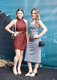 <a style='margin-left: 5px;' class='btn btn-xs btn-social btn-facebook' href='https://www.facebook.com/sharer/sharer.php?u=https://www.galeramix.com.br/imagem/a163/800-800-90/conteudo/site_galerias/163/gustavo-lima-costelaco-junior-seco-galeramix-68.jpg' rel='popup' data-width='500' data-height='400'><i class='fa fa-facebook'></i>Compartilhar <span class='hidden-xs'>no Facebook</span></a> <a class='btn btn-default btn-xs' target='_blank' href='imagem/a163/800-800-90/conteudo/site_galerias/163/gustavo-lima-costelaco-junior-seco-galeramix-68.jpg'><span class='glyphicon glyphicon-cloud-download'></span> Salvar</a>