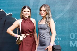 <a style='margin-left: 5px;' class='btn btn-xs btn-social btn-facebook' href='https://www.facebook.com/sharer/sharer.php?u=https://www.galeramix.com.br/imagem/a163/800-800-90/conteudo/site_galerias/163/gustavo-lima-costelaco-junior-seco-galeramix-69.jpg' rel='popup' data-width='500' data-height='400'><i class='fa fa-facebook'></i>Compartilhar <span class='hidden-xs'>no Facebook</span></a> <a class='btn btn-default btn-xs' target='_blank' href='imagem/a163/800-800-90/conteudo/site_galerias/163/gustavo-lima-costelaco-junior-seco-galeramix-69.jpg'><span class='glyphicon glyphicon-cloud-download'></span> Salvar</a>