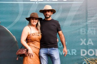 <a style='margin-left: 5px;' class='btn btn-xs btn-social btn-facebook' href='https://www.facebook.com/sharer/sharer.php?u=https://www.galeramix.com.br/imagem/a163/800-800-90/conteudo/site_galerias/163/gustavo-lima-costelaco-junior-seco-galeramix-70.jpg' rel='popup' data-width='500' data-height='400'><i class='fa fa-facebook'></i>Compartilhar <span class='hidden-xs'>no Facebook</span></a> <a class='btn btn-default btn-xs' target='_blank' href='imagem/a163/800-800-90/conteudo/site_galerias/163/gustavo-lima-costelaco-junior-seco-galeramix-70.jpg'><span class='glyphicon glyphicon-cloud-download'></span> Salvar</a>