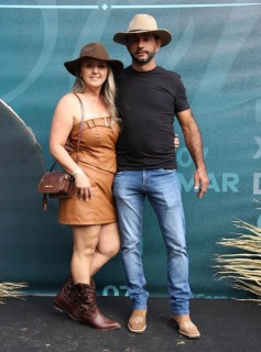 <a style='margin-left: 5px;' class='btn btn-xs btn-social btn-facebook' href='https://www.facebook.com/sharer/sharer.php?u=https://www.galeramix.com.br/imagem/a163/800-800-90/conteudo/site_galerias/163/gustavo-lima-costelaco-junior-seco-galeramix-71.jpg' rel='popup' data-width='500' data-height='400'><i class='fa fa-facebook'></i>Compartilhar <span class='hidden-xs'>no Facebook</span></a> <a class='btn btn-default btn-xs' target='_blank' href='imagem/a163/800-800-90/conteudo/site_galerias/163/gustavo-lima-costelaco-junior-seco-galeramix-71.jpg'><span class='glyphicon glyphicon-cloud-download'></span> Salvar</a>