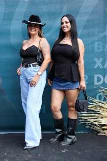 <a style='margin-left: 5px;' class='btn btn-xs btn-social btn-facebook' href='https://www.facebook.com/sharer/sharer.php?u=https://www.galeramix.com.br/imagem/a163/800-800-90/conteudo/site_galerias/163/gustavo-lima-costelaco-junior-seco-galeramix-79.jpg' rel='popup' data-width='500' data-height='400'><i class='fa fa-facebook'></i>Compartilhar <span class='hidden-xs'>no Facebook</span></a> <a class='btn btn-default btn-xs' target='_blank' href='imagem/a163/800-800-90/conteudo/site_galerias/163/gustavo-lima-costelaco-junior-seco-galeramix-79.jpg'><span class='glyphicon glyphicon-cloud-download'></span> Salvar</a>