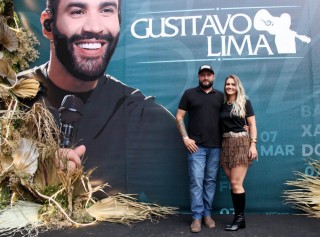 <a style='margin-left: 5px;' class='btn btn-xs btn-social btn-facebook' href='https://www.facebook.com/sharer/sharer.php?u=https://www.galeramix.com.br/imagem/a163/800-800-90/conteudo/site_galerias/163/gustavo-lima-costelaco-junior-seco-galeramix-81.jpg' rel='popup' data-width='500' data-height='400'><i class='fa fa-facebook'></i>Compartilhar <span class='hidden-xs'>no Facebook</span></a> <a class='btn btn-default btn-xs' target='_blank' href='imagem/a163/800-800-90/conteudo/site_galerias/163/gustavo-lima-costelaco-junior-seco-galeramix-81.jpg'><span class='glyphicon glyphicon-cloud-download'></span> Salvar</a>