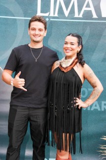 <a style='margin-left: 5px;' class='btn btn-xs btn-social btn-facebook' href='https://www.facebook.com/sharer/sharer.php?u=https://www.galeramix.com.br/imagem/a163/800-800-90/conteudo/site_galerias/163/gustavo-lima-costelaco-junior-seco-galeramix-93.jpg' rel='popup' data-width='500' data-height='400'><i class='fa fa-facebook'></i>Compartilhar <span class='hidden-xs'>no Facebook</span></a> <a class='btn btn-default btn-xs' target='_blank' href='imagem/a163/800-800-90/conteudo/site_galerias/163/gustavo-lima-costelaco-junior-seco-galeramix-93.jpg'><span class='glyphicon glyphicon-cloud-download'></span> Salvar</a>