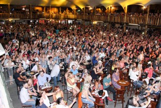 
                <a style='margin-left: 5px;' class='btn btn-xs btn-social btn-facebook' href='https://www.facebook.com/sharer/sharer.php?u=https://www.galeramix.com.br/imagem/a17/800-800-90/conteudo/site_galerias/17/victor-e-leo-petry-103.jpg' rel='popup' data-width='500' data-height='400'><i class='fa fa-facebook'></i>Compartilhar <span class='hidden-xs'>no Facebook</span>
            </a> 
            <a class='btn btn-default btn-xs' target='_blank' href='imagem/a17/800-800-90/conteudo/site_galerias/17/victor-e-leo-petry-103.jpg'>
                <span class='glyphicon glyphicon-cloud-download'></span> Salvar
            </a>
            