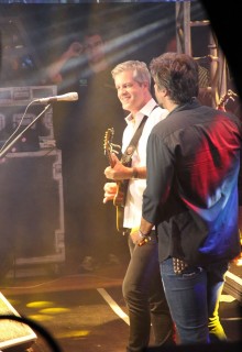 
            <a style='margin-left: 5px;' class='btn btn-xs btn-social btn-facebook' href='https://www.facebook.com/sharer/sharer.php?u=https://www.galeramix.com.br/imagem/a17/800-800-90/conteudo/site_galerias/17/victor-e-leo-petry-104.jpg' rel='popup' data-width='500' data-height='400'><i class='fa fa-facebook'></i>Compartilhar <span class='hidden-xs'>no Facebook</span>
        </a> 
        <a class='btn btn-default btn-xs' target='_blank' href='imagem/a17/800-800-90/conteudo/site_galerias/17/victor-e-leo-petry-104.jpg'>
            <span class='glyphicon glyphicon-cloud-download'></span> Salvar
        </a>
        