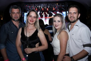 
<a style='margin-left: 5px;' class='btn btn-xs btn-social btn-facebook' href='https://www.facebook.com/sharer/sharer.php?u=https://www.galeramix.com.br/imagem/a17/800-800-90/conteudo/site_galerias/17/victor-e-leo-petry-112.jpg' rel='popup' data-width='500' data-height='400'><i class='fa fa-facebook'></i>Compartilhar <span class='hidden-xs'>no Facebook</span>
</a> 
<a class='btn btn-default btn-xs' target='_blank' href='imagem/a17/800-800-90/conteudo/site_galerias/17/victor-e-leo-petry-112.jpg'>
<span class='glyphicon glyphicon-cloud-download'></span> Salvar
</a>
