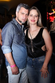 
<a style='margin-left: 5px;' class='btn btn-xs btn-social btn-facebook' href='https://www.facebook.com/sharer/sharer.php?u=https://www.galeramix.com.br/imagem/a17/800-800-90/conteudo/site_galerias/17/victor-e-leo-petry-114.jpg' rel='popup' data-width='500' data-height='400'><i class='fa fa-facebook'></i>Compartilhar <span class='hidden-xs'>no Facebook</span>
</a> 
<a class='btn btn-default btn-xs' target='_blank' href='imagem/a17/800-800-90/conteudo/site_galerias/17/victor-e-leo-petry-114.jpg'>
<span class='glyphicon glyphicon-cloud-download'></span> Salvar
</a>
