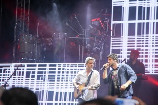 
<a style='margin-left: 5px;' class='btn btn-xs btn-social btn-facebook' href='https://www.facebook.com/sharer/sharer.php?u=https://www.galeramix.com.br/imagem/a17/800-800-90/conteudo/site_galerias/17/victor-e-leo-petry-117.jpg' rel='popup' data-width='500' data-height='400'><i class='fa fa-facebook'></i>Compartilhar <span class='hidden-xs'>no Facebook</span>
</a> 
<a class='btn btn-default btn-xs' target='_blank' href='imagem/a17/800-800-90/conteudo/site_galerias/17/victor-e-leo-petry-117.jpg'>
<span class='glyphicon glyphicon-cloud-download'></span> Salvar
</a>
