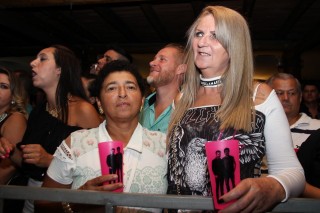 
<a style='margin-left: 5px;' class='btn btn-xs btn-social btn-facebook' href='https://www.facebook.com/sharer/sharer.php?u=https://www.galeramix.com.br/imagem/a17/800-800-90/conteudo/site_galerias/17/victor-e-leo-petry-118.jpg' rel='popup' data-width='500' data-height='400'><i class='fa fa-facebook'></i>Compartilhar <span class='hidden-xs'>no Facebook</span>
</a> 
<a class='btn btn-default btn-xs' target='_blank' href='imagem/a17/800-800-90/conteudo/site_galerias/17/victor-e-leo-petry-118.jpg'>
<span class='glyphicon glyphicon-cloud-download'></span> Salvar
</a>
