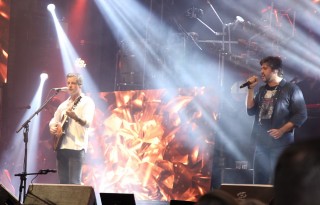 
<a style='margin-left: 5px;' class='btn btn-xs btn-social btn-facebook' href='https://www.facebook.com/sharer/sharer.php?u=https://www.galeramix.com.br/imagem/a17/800-800-90/conteudo/site_galerias/17/victor-e-leo-petry-119.jpg' rel='popup' data-width='500' data-height='400'><i class='fa fa-facebook'></i>Compartilhar <span class='hidden-xs'>no Facebook</span>
</a> 
<a class='btn btn-default btn-xs' target='_blank' href='imagem/a17/800-800-90/conteudo/site_galerias/17/victor-e-leo-petry-119.jpg'>
<span class='glyphicon glyphicon-cloud-download'></span> Salvar
</a>
