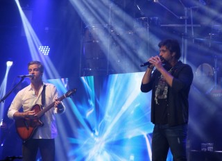 
<a style='margin-left: 5px;' class='btn btn-xs btn-social btn-facebook' href='https://www.facebook.com/sharer/sharer.php?u=https://www.galeramix.com.br/imagem/a17/800-800-90/conteudo/site_galerias/17/victor-e-leo-petry-121.jpg' rel='popup' data-width='500' data-height='400'><i class='fa fa-facebook'></i>Compartilhar <span class='hidden-xs'>no Facebook</span>
</a> 
<a class='btn btn-default btn-xs' target='_blank' href='imagem/a17/800-800-90/conteudo/site_galerias/17/victor-e-leo-petry-121.jpg'>
<span class='glyphicon glyphicon-cloud-download'></span> Salvar
</a>
