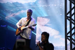 
<a style='margin-left: 5px;' class='btn btn-xs btn-social btn-facebook' href='https://www.facebook.com/sharer/sharer.php?u=https://www.galeramix.com.br/imagem/a17/800-800-90/conteudo/site_galerias/17/victor-e-leo-petry-126.jpg' rel='popup' data-width='500' data-height='400'><i class='fa fa-facebook'></i>Compartilhar <span class='hidden-xs'>no Facebook</span>
</a> 
<a class='btn btn-default btn-xs' target='_blank' href='imagem/a17/800-800-90/conteudo/site_galerias/17/victor-e-leo-petry-126.jpg'>
<span class='glyphicon glyphicon-cloud-download'></span> Salvar
</a>
