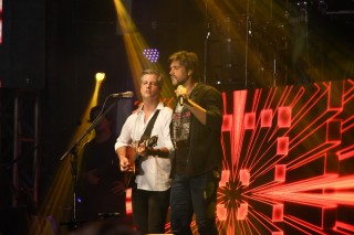 
<a style='margin-left: 5px;' class='btn btn-xs btn-social btn-facebook' href='https://www.facebook.com/sharer/sharer.php?u=https://www.galeramix.com.br/imagem/a17/800-800-90/conteudo/site_galerias/17/victor-e-leo-petry-129.jpg' rel='popup' data-width='500' data-height='400'><i class='fa fa-facebook'></i>Compartilhar <span class='hidden-xs'>no Facebook</span>
</a> 
<a class='btn btn-default btn-xs' target='_blank' href='imagem/a17/800-800-90/conteudo/site_galerias/17/victor-e-leo-petry-129.jpg'>
<span class='glyphicon glyphicon-cloud-download'></span> Salvar
</a>
