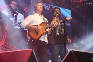 
<a style='margin-left: 5px;' class='btn btn-xs btn-social btn-facebook' href='https://www.facebook.com/sharer/sharer.php?u=https://www.galeramix.com.br/imagem/a17/800-800-90/conteudo/site_galerias/17/victor-e-leo-petry-132.jpg' rel='popup' data-width='500' data-height='400'><i class='fa fa-facebook'></i>Compartilhar <span class='hidden-xs'>no Facebook</span>
</a> 
<a class='btn btn-default btn-xs' target='_blank' href='imagem/a17/800-800-90/conteudo/site_galerias/17/victor-e-leo-petry-132.jpg'>
<span class='glyphicon glyphicon-cloud-download'></span> Salvar
</a>
