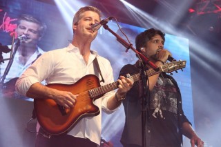 
<a style='margin-left: 5px;' class='btn btn-xs btn-social btn-facebook' href='https://www.facebook.com/sharer/sharer.php?u=https://www.galeramix.com.br/imagem/a17/800-800-90/conteudo/site_galerias/17/victor-e-leo-petry-1_1.jpg' rel='popup' data-width='500' data-height='400'><i class='fa fa-facebook'></i>Compartilhar <span class='hidden-xs'>no Facebook</span>
</a> 
<a class='btn btn-default btn-xs' target='_blank' href='imagem/a17/800-800-90/conteudo/site_galerias/17/victor-e-leo-petry-1_1.jpg'>
<span class='glyphicon glyphicon-cloud-download'></span> Salvar
</a>
