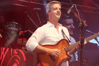 
<a style='margin-left: 5px;' class='btn btn-xs btn-social btn-facebook' href='https://www.facebook.com/sharer/sharer.php?u=https://www.galeramix.com.br/imagem/a17/800-800-90/conteudo/site_galerias/17/victor-e-leo-petry-2.jpg' rel='popup' data-width='500' data-height='400'><i class='fa fa-facebook'></i>Compartilhar <span class='hidden-xs'>no Facebook</span>
</a> 
<a class='btn btn-default btn-xs' target='_blank' href='imagem/a17/800-800-90/conteudo/site_galerias/17/victor-e-leo-petry-2.jpg'>
<span class='glyphicon glyphicon-cloud-download'></span> Salvar
</a>
