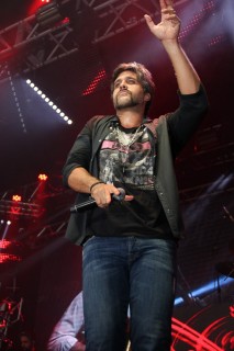 
<a style='margin-left: 5px;' class='btn btn-xs btn-social btn-facebook' href='https://www.facebook.com/sharer/sharer.php?u=https://www.galeramix.com.br/imagem/a17/800-800-90/conteudo/site_galerias/17/victor-e-leo-petry-3.jpg' rel='popup' data-width='500' data-height='400'><i class='fa fa-facebook'></i>Compartilhar <span class='hidden-xs'>no Facebook</span>
</a> 
<a class='btn btn-default btn-xs' target='_blank' href='imagem/a17/800-800-90/conteudo/site_galerias/17/victor-e-leo-petry-3.jpg'>
<span class='glyphicon glyphicon-cloud-download'></span> Salvar
</a>
