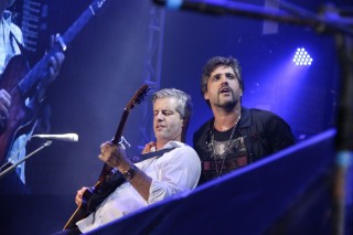 
<a style='margin-left: 5px;' class='btn btn-xs btn-social btn-facebook' href='https://www.facebook.com/sharer/sharer.php?u=https://www.galeramix.com.br/imagem/a17/800-800-90/conteudo/site_galerias/17/victor-e-leo-petry-4.jpg' rel='popup' data-width='500' data-height='400'><i class='fa fa-facebook'></i>Compartilhar <span class='hidden-xs'>no Facebook</span>
</a> 
<a class='btn btn-default btn-xs' target='_blank' href='imagem/a17/800-800-90/conteudo/site_galerias/17/victor-e-leo-petry-4.jpg'>
<span class='glyphicon glyphicon-cloud-download'></span> Salvar
</a>
