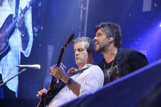 
<a style='margin-left: 5px;' class='btn btn-xs btn-social btn-facebook' href='https://www.facebook.com/sharer/sharer.php?u=https://www.galeramix.com.br/imagem/a17/800-800-90/conteudo/site_galerias/17/victor-e-leo-petry-5.jpg' rel='popup' data-width='500' data-height='400'><i class='fa fa-facebook'></i>Compartilhar <span class='hidden-xs'>no Facebook</span>
</a> 
<a class='btn btn-default btn-xs' target='_blank' href='imagem/a17/800-800-90/conteudo/site_galerias/17/victor-e-leo-petry-5.jpg'>
<span class='glyphicon glyphicon-cloud-download'></span> Salvar
</a>
