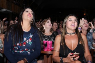 
<a style='margin-left: 5px;' class='btn btn-xs btn-social btn-facebook' href='https://www.facebook.com/sharer/sharer.php?u=https://www.galeramix.com.br/imagem/a17/800-800-90/conteudo/site_galerias/17/victor-e-leo-petry-6.jpg' rel='popup' data-width='500' data-height='400'><i class='fa fa-facebook'></i>Compartilhar <span class='hidden-xs'>no Facebook</span>
</a> 
<a class='btn btn-default btn-xs' target='_blank' href='imagem/a17/800-800-90/conteudo/site_galerias/17/victor-e-leo-petry-6.jpg'>
<span class='glyphicon glyphicon-cloud-download'></span> Salvar
</a>
