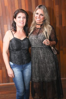 
<a style='margin-left: 5px;' class='btn btn-xs btn-social btn-facebook' href='https://www.facebook.com/sharer/sharer.php?u=https://www.galeramix.com.br/imagem/a17/800-800-90/conteudo/site_galerias/17/victor-e-leo-petry-74.jpg' rel='popup' data-width='500' data-height='400'><i class='fa fa-facebook'></i>Compartilhar <span class='hidden-xs'>no Facebook</span>
</a> 
<a class='btn btn-default btn-xs' target='_blank' href='imagem/a17/800-800-90/conteudo/site_galerias/17/victor-e-leo-petry-74.jpg'>
<span class='glyphicon glyphicon-cloud-download'></span> Salvar
</a>
