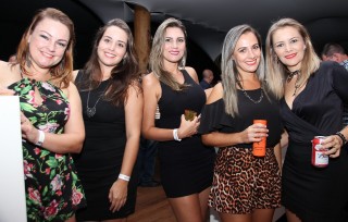 
<a style='margin-left: 5px;' class='btn btn-xs btn-social btn-facebook' href='https://www.facebook.com/sharer/sharer.php?u=https://www.galeramix.com.br/imagem/a17/800-800-90/conteudo/site_galerias/17/victor-e-leo-petry-75.jpg' rel='popup' data-width='500' data-height='400'><i class='fa fa-facebook'></i>Compartilhar <span class='hidden-xs'>no Facebook</span>
</a> 
<a class='btn btn-default btn-xs' target='_blank' href='imagem/a17/800-800-90/conteudo/site_galerias/17/victor-e-leo-petry-75.jpg'>
<span class='glyphicon glyphicon-cloud-download'></span> Salvar
</a>
