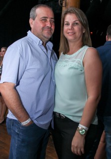 
<a style='margin-left: 5px;' class='btn btn-xs btn-social btn-facebook' href='https://www.facebook.com/sharer/sharer.php?u=https://www.galeramix.com.br/imagem/a17/800-800-90/conteudo/site_galerias/17/victor-e-leo-petry-76.jpg' rel='popup' data-width='500' data-height='400'><i class='fa fa-facebook'></i>Compartilhar <span class='hidden-xs'>no Facebook</span>
</a> 
<a class='btn btn-default btn-xs' target='_blank' href='imagem/a17/800-800-90/conteudo/site_galerias/17/victor-e-leo-petry-76.jpg'>
<span class='glyphicon glyphicon-cloud-download'></span> Salvar
</a>
