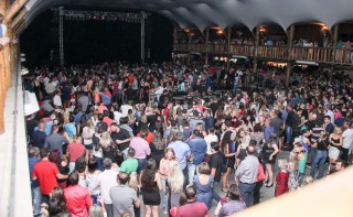 
<a style='margin-left: 5px;' class='btn btn-xs btn-social btn-facebook' href='https://www.facebook.com/sharer/sharer.php?u=https://www.galeramix.com.br/imagem/a17/800-800-90/conteudo/site_galerias/17/victor-e-leo-petry-96.jpg' rel='popup' data-width='500' data-height='400'><i class='fa fa-facebook'></i>Compartilhar <span class='hidden-xs'>no Facebook</span>
</a> 
<a class='btn btn-default btn-xs' target='_blank' href='imagem/a17/800-800-90/conteudo/site_galerias/17/victor-e-leo-petry-96.jpg'>
<span class='glyphicon glyphicon-cloud-download'></span> Salvar
</a>
