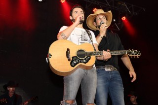 
                                    <a style='margin-left: 5px;' class='btn btn-xs btn-social btn-facebook' href='https://www.facebook.com/sharer/sharer.php?u=https://www.galeramix.com.br/imagem/a23/800-800-90/conteudo/site_galerias/23/1-capa.jpg' rel='popup' data-width='500' data-height='400'><i class='fa fa-facebook'></i>Compartilhar <span class='hidden-xs'>no Facebook</span>
                                </a> 
                                <a class='btn btn-default btn-xs' target='_blank' href='imagem/a23/800-800-90/conteudo/site_galerias/23/1-capa.jpg'>
                                    <span class='glyphicon glyphicon-cloud-download'></span> Salvar
                                </a>
                                