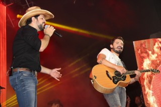 
                                <a style='margin-left: 5px;' class='btn btn-xs btn-social btn-facebook' href='https://www.facebook.com/sharer/sharer.php?u=https://www.galeramix.com.br/imagem/a23/800-800-90/conteudo/site_galerias/23/fernando-e-sorocaba-petry-galera-mix-10.jpg' rel='popup' data-width='500' data-height='400'><i class='fa fa-facebook'></i>Compartilhar <span class='hidden-xs'>no Facebook</span>
                            </a> 
                            <a class='btn btn-default btn-xs' target='_blank' href='imagem/a23/800-800-90/conteudo/site_galerias/23/fernando-e-sorocaba-petry-galera-mix-10.jpg'>
                                <span class='glyphicon glyphicon-cloud-download'></span> Salvar
                            </a>
                            