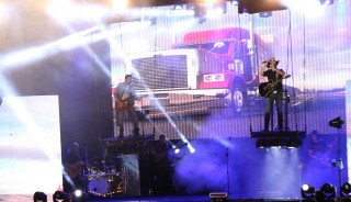 
                    <a style='margin-left: 5px;' class='btn btn-xs btn-social btn-facebook' href='https://www.facebook.com/sharer/sharer.php?u=https://www.galeramix.com.br/imagem/a23/800-800-90/conteudo/site_galerias/23/fernando-e-sorocaba-petry-galera-mix-102.jpg' rel='popup' data-width='500' data-height='400'><i class='fa fa-facebook'></i>Compartilhar <span class='hidden-xs'>no Facebook</span>
                </a> 
                <a class='btn btn-default btn-xs' target='_blank' href='imagem/a23/800-800-90/conteudo/site_galerias/23/fernando-e-sorocaba-petry-galera-mix-102.jpg'>
                    <span class='glyphicon glyphicon-cloud-download'></span> Salvar
                </a>
                