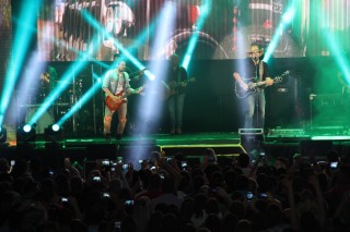 
                <a style='margin-left: 5px;' class='btn btn-xs btn-social btn-facebook' href='https://www.facebook.com/sharer/sharer.php?u=https://www.galeramix.com.br/imagem/a23/800-800-90/conteudo/site_galerias/23/fernando-e-sorocaba-petry-galera-mix-103.jpg' rel='popup' data-width='500' data-height='400'><i class='fa fa-facebook'></i>Compartilhar <span class='hidden-xs'>no Facebook</span>
            </a> 
            <a class='btn btn-default btn-xs' target='_blank' href='imagem/a23/800-800-90/conteudo/site_galerias/23/fernando-e-sorocaba-petry-galera-mix-103.jpg'>
                <span class='glyphicon glyphicon-cloud-download'></span> Salvar
            </a>
            