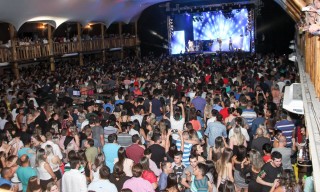 
            <a style='margin-left: 5px;' class='btn btn-xs btn-social btn-facebook' href='https://www.facebook.com/sharer/sharer.php?u=https://www.galeramix.com.br/imagem/a23/800-800-90/conteudo/site_galerias/23/fernando-e-sorocaba-petry-galera-mix-104.jpg' rel='popup' data-width='500' data-height='400'><i class='fa fa-facebook'></i>Compartilhar <span class='hidden-xs'>no Facebook</span>
        </a> 
        <a class='btn btn-default btn-xs' target='_blank' href='imagem/a23/800-800-90/conteudo/site_galerias/23/fernando-e-sorocaba-petry-galera-mix-104.jpg'>
            <span class='glyphicon glyphicon-cloud-download'></span> Salvar
        </a>
        