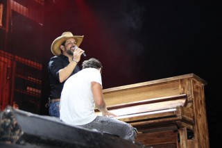 
        <a style='margin-left: 5px;' class='btn btn-xs btn-social btn-facebook' href='https://www.facebook.com/sharer/sharer.php?u=https://www.galeramix.com.br/imagem/a23/800-800-90/conteudo/site_galerias/23/fernando-e-sorocaba-petry-galera-mix-105.jpg' rel='popup' data-width='500' data-height='400'><i class='fa fa-facebook'></i>Compartilhar <span class='hidden-xs'>no Facebook</span>
    </a> 
    <a class='btn btn-default btn-xs' target='_blank' href='imagem/a23/800-800-90/conteudo/site_galerias/23/fernando-e-sorocaba-petry-galera-mix-105.jpg'>
        <span class='glyphicon glyphicon-cloud-download'></span> Salvar
    </a>
    