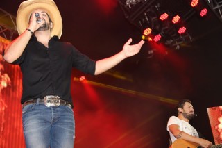 
<a style='margin-left: 5px;' class='btn btn-xs btn-social btn-facebook' href='https://www.facebook.com/sharer/sharer.php?u=https://www.galeramix.com.br/imagem/a23/800-800-90/conteudo/site_galerias/23/fernando-e-sorocaba-petry-galera-mix-11.jpg' rel='popup' data-width='500' data-height='400'><i class='fa fa-facebook'></i>Compartilhar <span class='hidden-xs'>no Facebook</span>
</a> 
<a class='btn btn-default btn-xs' target='_blank' href='imagem/a23/800-800-90/conteudo/site_galerias/23/fernando-e-sorocaba-petry-galera-mix-11.jpg'>
<span class='glyphicon glyphicon-cloud-download'></span> Salvar
</a>
