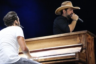 
<a style='margin-left: 5px;' class='btn btn-xs btn-social btn-facebook' href='https://www.facebook.com/sharer/sharer.php?u=https://www.galeramix.com.br/imagem/a23/800-800-90/conteudo/site_galerias/23/fernando-e-sorocaba-petry-galera-mix-111.jpg' rel='popup' data-width='500' data-height='400'><i class='fa fa-facebook'></i>Compartilhar <span class='hidden-xs'>no Facebook</span>
</a> 
<a class='btn btn-default btn-xs' target='_blank' href='imagem/a23/800-800-90/conteudo/site_galerias/23/fernando-e-sorocaba-petry-galera-mix-111.jpg'>
<span class='glyphicon glyphicon-cloud-download'></span> Salvar
</a>
