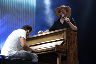 
<a style='margin-left: 5px;' class='btn btn-xs btn-social btn-facebook' href='https://www.facebook.com/sharer/sharer.php?u=https://www.galeramix.com.br/imagem/a23/800-800-90/conteudo/site_galerias/23/fernando-e-sorocaba-petry-galera-mix-115.jpg' rel='popup' data-width='500' data-height='400'><i class='fa fa-facebook'></i>Compartilhar <span class='hidden-xs'>no Facebook</span>
</a> 
<a class='btn btn-default btn-xs' target='_blank' href='imagem/a23/800-800-90/conteudo/site_galerias/23/fernando-e-sorocaba-petry-galera-mix-115.jpg'>
<span class='glyphicon glyphicon-cloud-download'></span> Salvar
</a>
