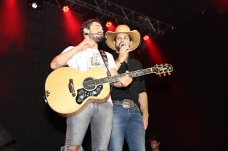 
<a style='margin-left: 5px;' class='btn btn-xs btn-social btn-facebook' href='https://www.facebook.com/sharer/sharer.php?u=https://www.galeramix.com.br/imagem/a23/800-800-90/conteudo/site_galerias/23/fernando-e-sorocaba-petry-galera-mix-117.jpg' rel='popup' data-width='500' data-height='400'><i class='fa fa-facebook'></i>Compartilhar <span class='hidden-xs'>no Facebook</span>
</a> 
<a class='btn btn-default btn-xs' target='_blank' href='imagem/a23/800-800-90/conteudo/site_galerias/23/fernando-e-sorocaba-petry-galera-mix-117.jpg'>
<span class='glyphicon glyphicon-cloud-download'></span> Salvar
</a>
