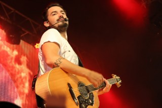 
<a style='margin-left: 5px;' class='btn btn-xs btn-social btn-facebook' href='https://www.facebook.com/sharer/sharer.php?u=https://www.galeramix.com.br/imagem/a23/800-800-90/conteudo/site_galerias/23/fernando-e-sorocaba-petry-galera-mix-14.jpg' rel='popup' data-width='500' data-height='400'><i class='fa fa-facebook'></i>Compartilhar <span class='hidden-xs'>no Facebook</span>
</a> 
<a class='btn btn-default btn-xs' target='_blank' href='imagem/a23/800-800-90/conteudo/site_galerias/23/fernando-e-sorocaba-petry-galera-mix-14.jpg'>
<span class='glyphicon glyphicon-cloud-download'></span> Salvar
</a>
