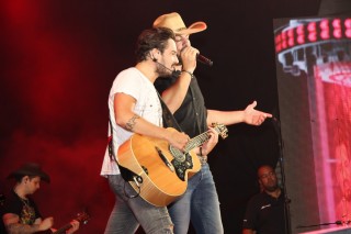 
<a style='margin-left: 5px;' class='btn btn-xs btn-social btn-facebook' href='https://www.facebook.com/sharer/sharer.php?u=https://www.galeramix.com.br/imagem/a23/800-800-90/conteudo/site_galerias/23/fernando-e-sorocaba-petry-galera-mix-16.jpg' rel='popup' data-width='500' data-height='400'><i class='fa fa-facebook'></i>Compartilhar <span class='hidden-xs'>no Facebook</span>
</a> 
<a class='btn btn-default btn-xs' target='_blank' href='imagem/a23/800-800-90/conteudo/site_galerias/23/fernando-e-sorocaba-petry-galera-mix-16.jpg'>
<span class='glyphicon glyphicon-cloud-download'></span> Salvar
</a>
