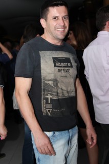 
<a style='margin-left: 5px;' class='btn btn-xs btn-social btn-facebook' href='https://www.facebook.com/sharer/sharer.php?u=https://www.galeramix.com.br/imagem/a23/800-800-90/conteudo/site_galerias/23/fernando-e-sorocaba-petry-galera-mix-17.jpg' rel='popup' data-width='500' data-height='400'><i class='fa fa-facebook'></i>Compartilhar <span class='hidden-xs'>no Facebook</span>
</a> 
<a class='btn btn-default btn-xs' target='_blank' href='imagem/a23/800-800-90/conteudo/site_galerias/23/fernando-e-sorocaba-petry-galera-mix-17.jpg'>
<span class='glyphicon glyphicon-cloud-download'></span> Salvar
</a>
