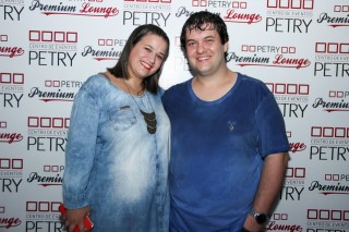 
<a style='margin-left: 5px;' class='btn btn-xs btn-social btn-facebook' href='https://www.facebook.com/sharer/sharer.php?u=https://www.galeramix.com.br/imagem/a23/800-800-90/conteudo/site_galerias/23/fernando-e-sorocaba-petry-galera-mix-22.jpg' rel='popup' data-width='500' data-height='400'><i class='fa fa-facebook'></i>Compartilhar <span class='hidden-xs'>no Facebook</span>
</a> 
<a class='btn btn-default btn-xs' target='_blank' href='imagem/a23/800-800-90/conteudo/site_galerias/23/fernando-e-sorocaba-petry-galera-mix-22.jpg'>
<span class='glyphicon glyphicon-cloud-download'></span> Salvar
</a>
